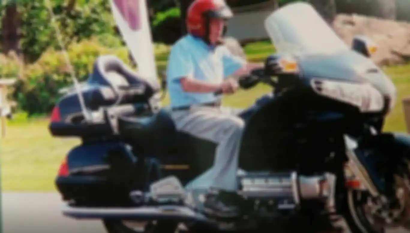 Sambil naik Honda Gold Wing, Wymann Betts umbar rahasia sukses turing di usia senja.