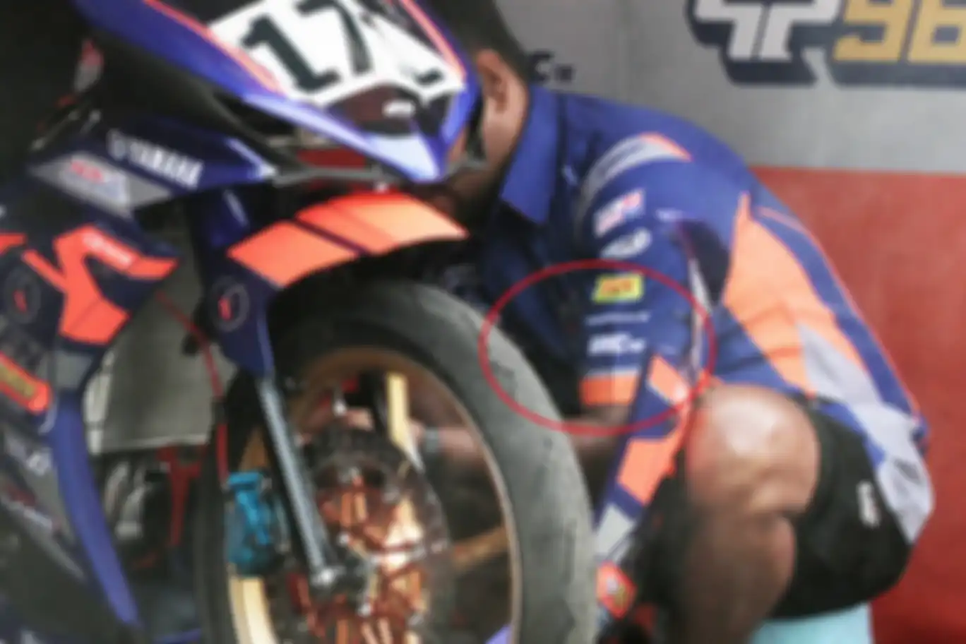 Logo IRC masih ada di paddock dan baju kru LFN H.Putra 969 Racing Team pada 2023. 