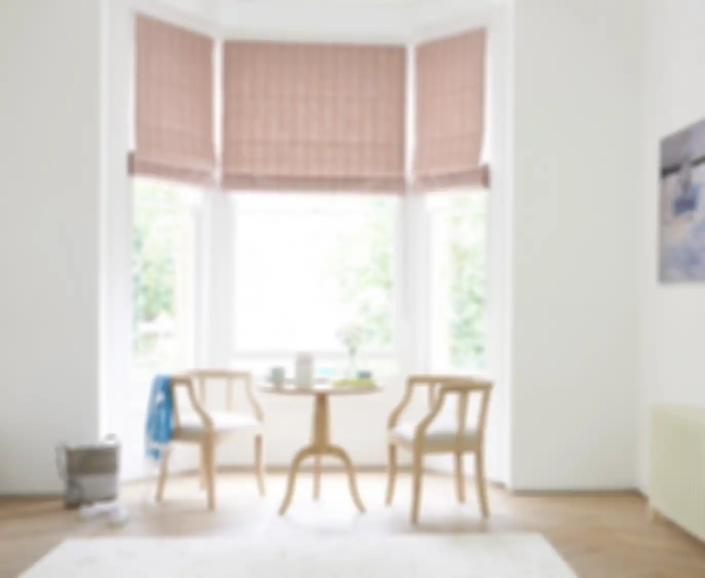 Blind umumnya dibuat dari bahan aluminium, PVC, bambu, kayu solid, atau fiber.