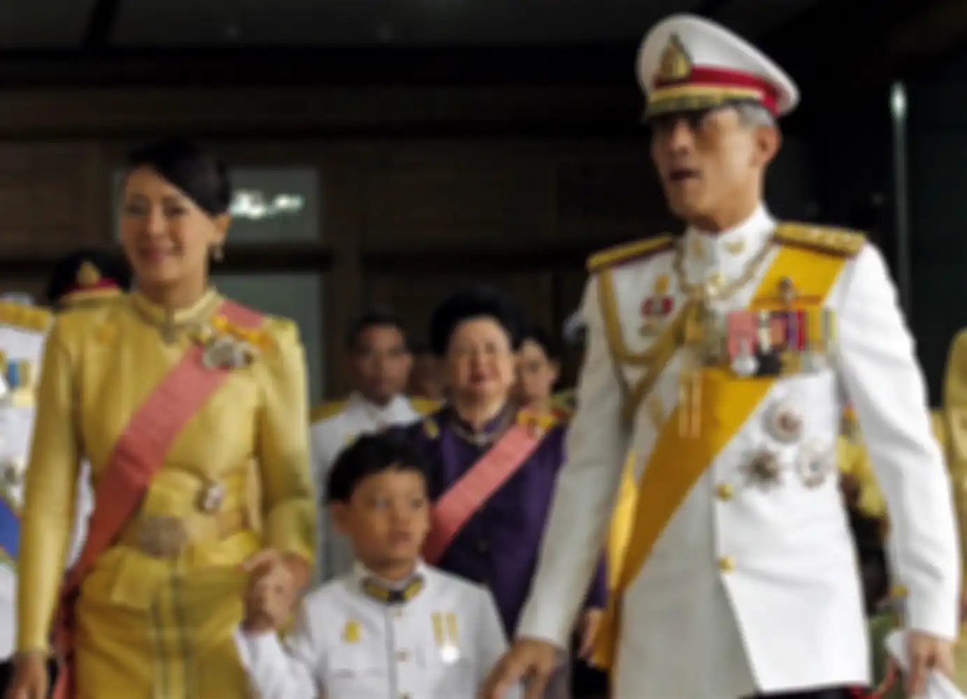 Pangeran Dipangkorn dengan keluarga kerajaan Thailand.
