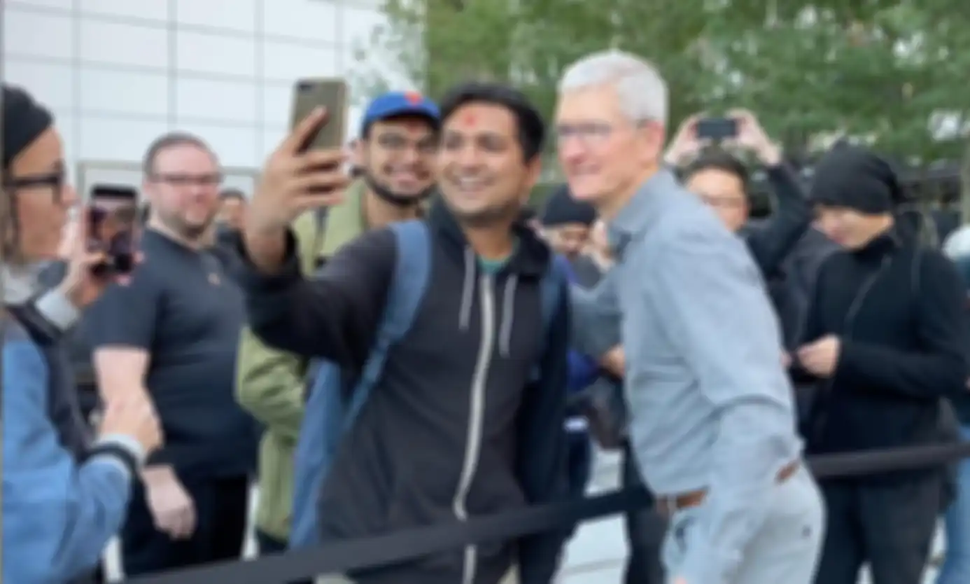 Tim Cook bersama salah satu pengunjung Apple Fifth Avenue
