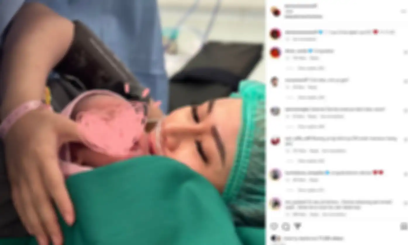 Denise Chariesta melahirkan anak pertamanya bersamaan dengan hari lahirnya Aurel Hermansyah