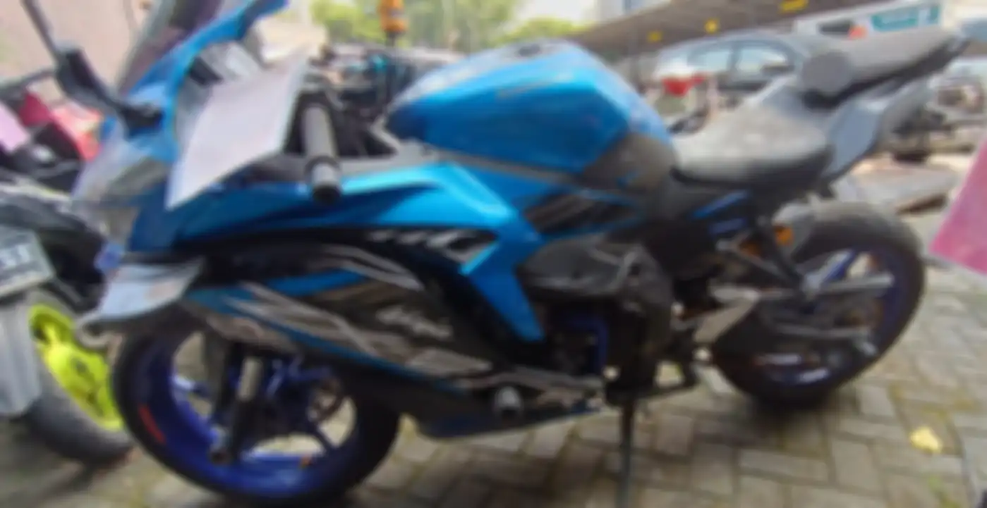 Tampak samping motor murah Kawasaki NInja ZX-25R.