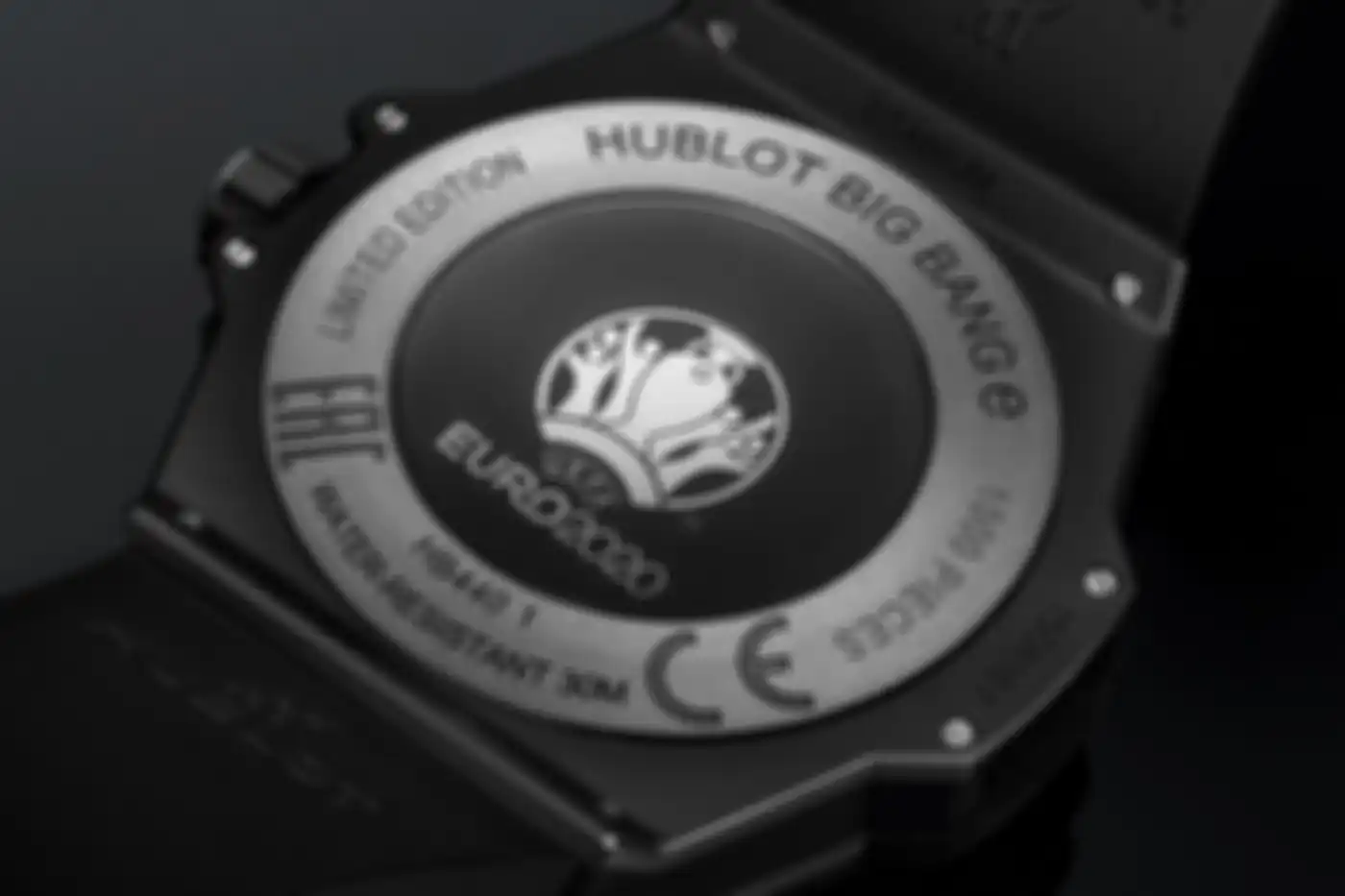 Bagian depan smartwatch edisi khusus buatan Hublot yang menampilkan logo EURO 2020