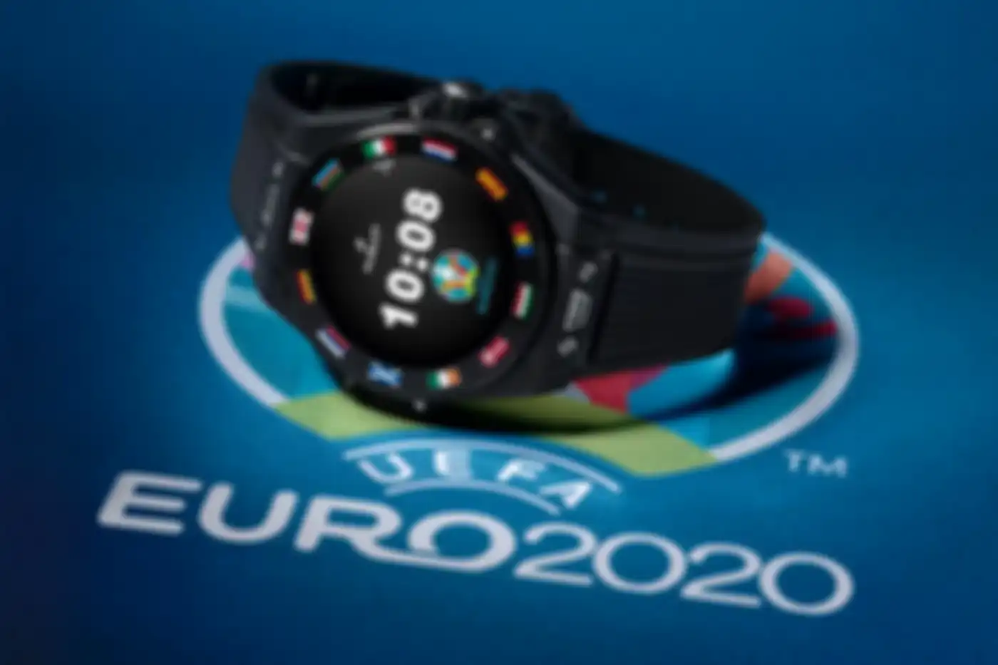 Bagian depan smartwatch edisi khusus EURO 2020 buatan Hublot