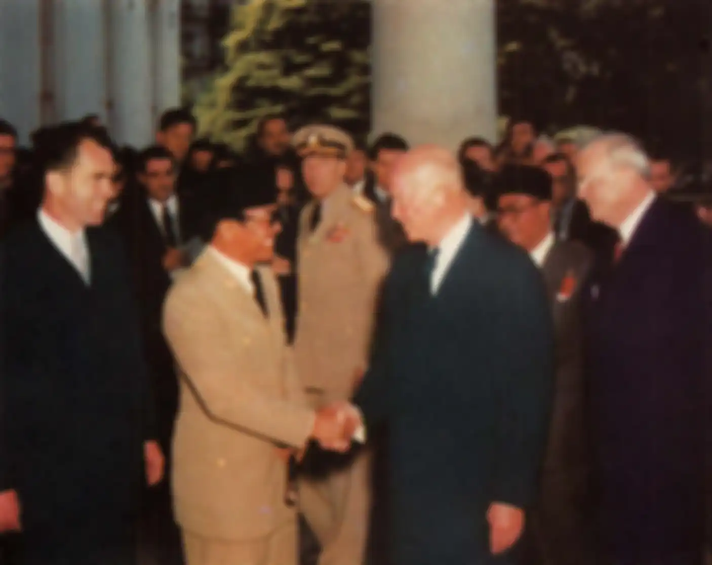Presiden Amerika Serikat Dwight Eisenhower menyambut kedatangan Presiden Soekarno dalam jamuan makan siang di Gedung Putih, Washington. 