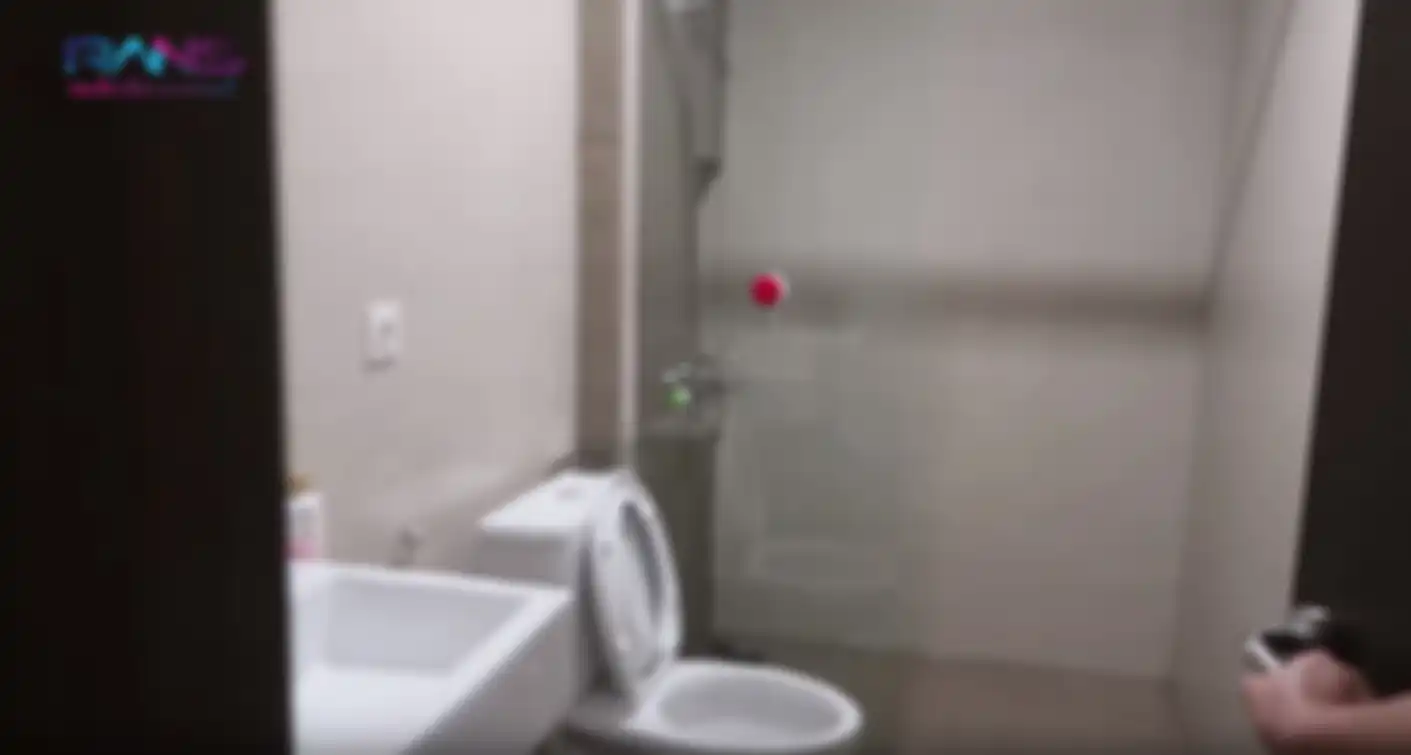 Salah satu kamar mandi di rumah Caca Tengker