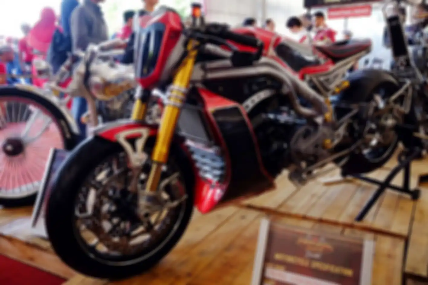 Kawasaki Z250 Neo Boardtracker Wins Paddock