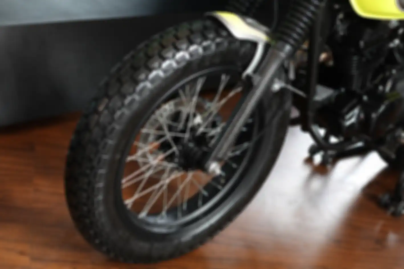 Kawasaki W175 Flat Tracker Yellow Lime