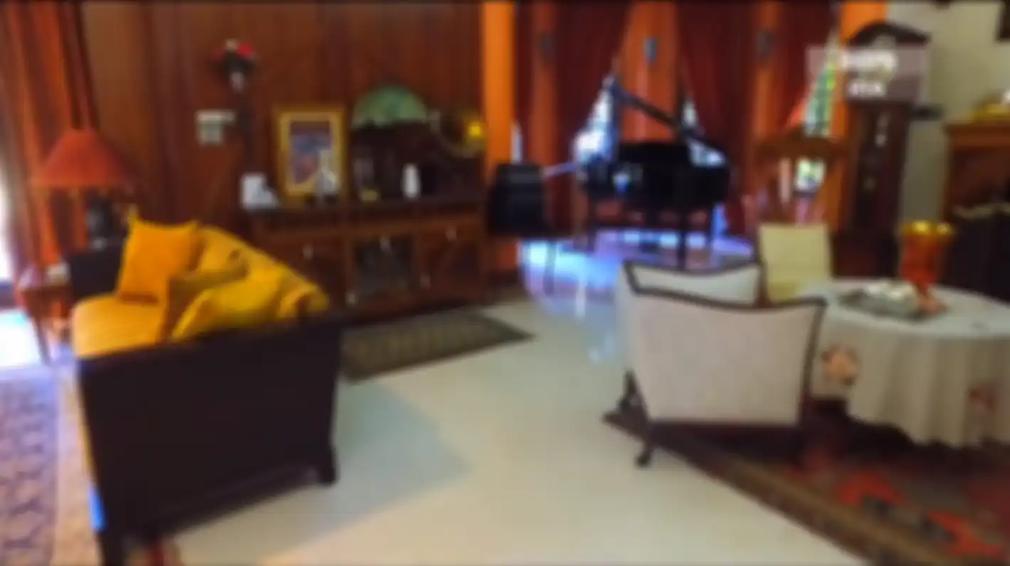 Ruang tengah rumah Tya Arifin