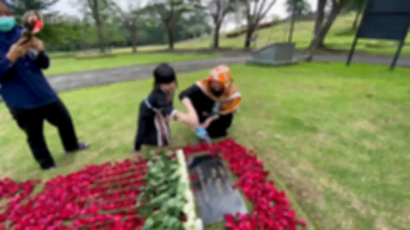 Anak Ririn Ekawati di makam ayahnya