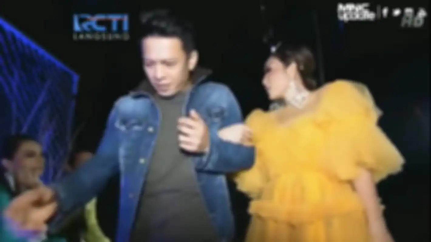 Luna Maya nampak melihat Ariel NOAH yang lewat bersama Ayu Dewi