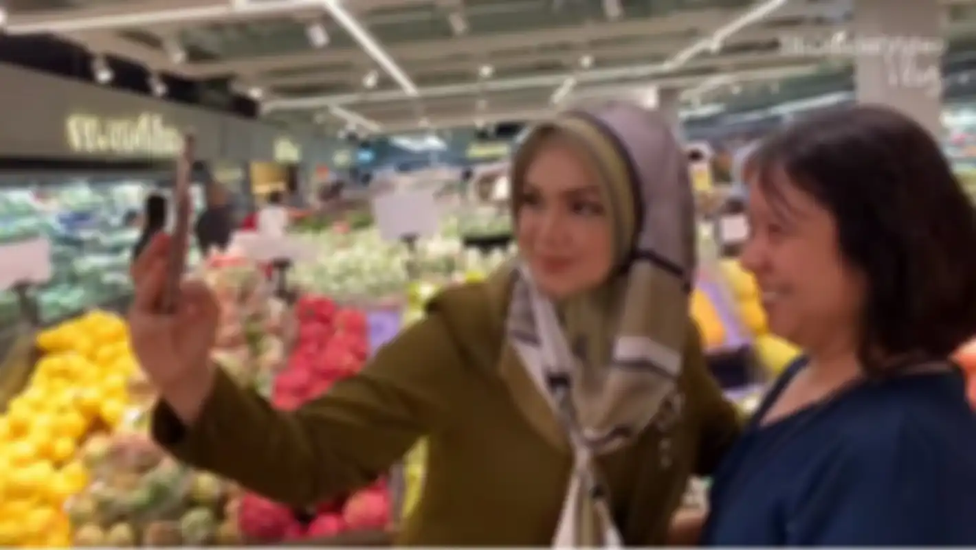 Siti Nurhaliza berfoto bersama penggemar