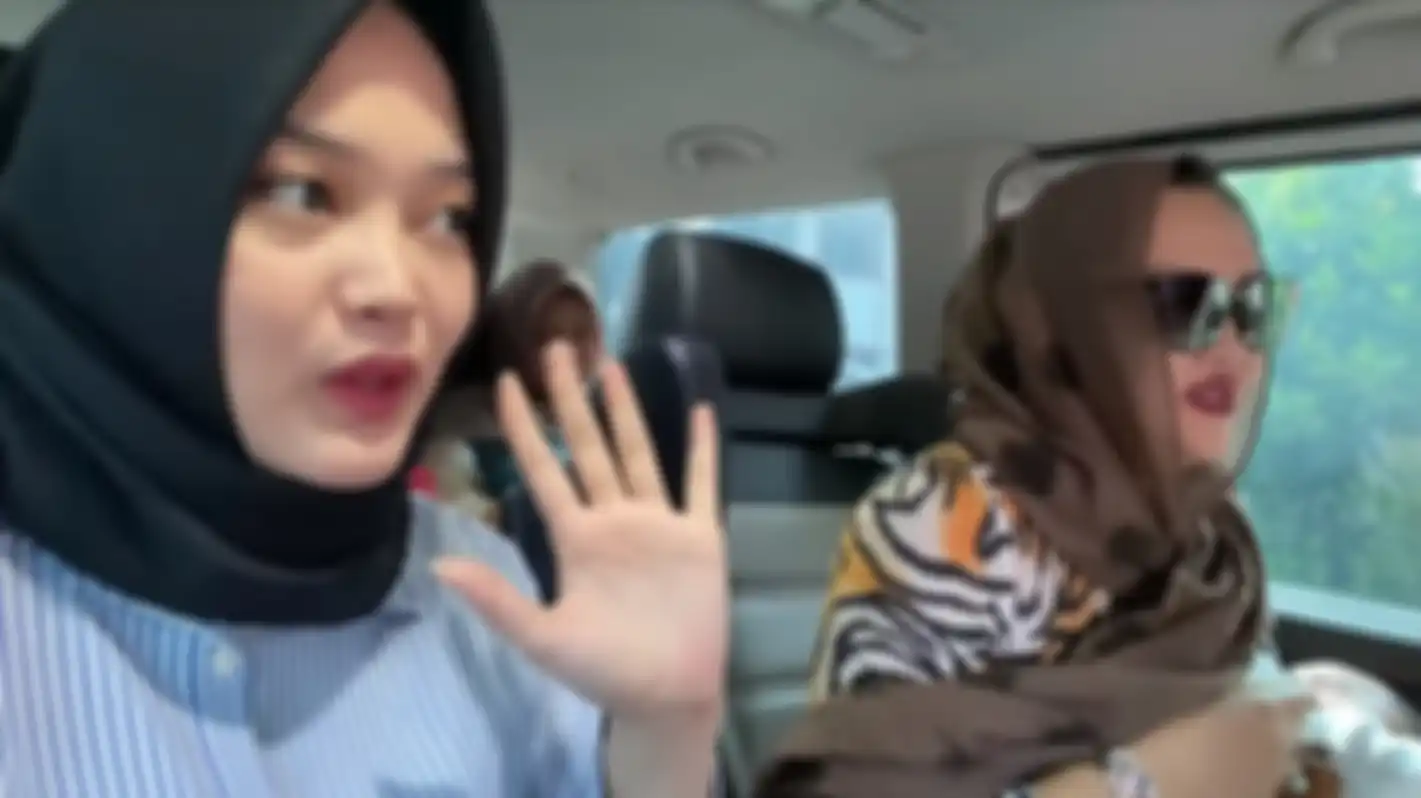Putri Delina dan Lina Jubaedah