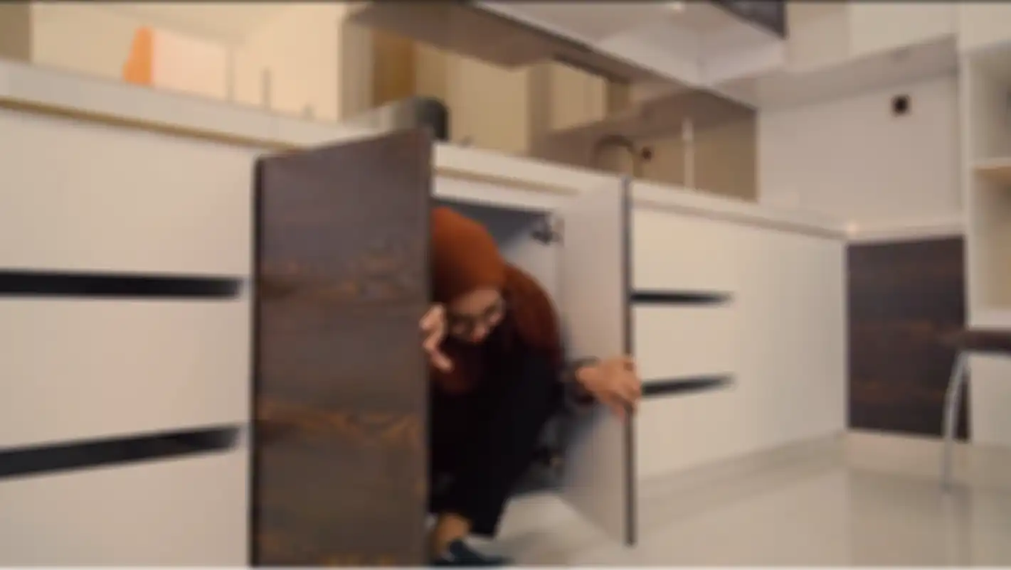 Ria Ricis masuk ke dalam counter kitchen