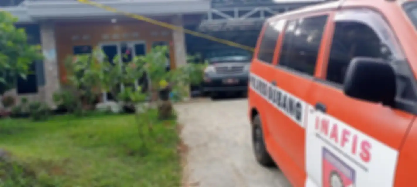 Situasi halaman rumah korban pembunuhan ibu dan anak di Subang, Jawa Barat. Foto korban yang hilang jadi petunjuk.