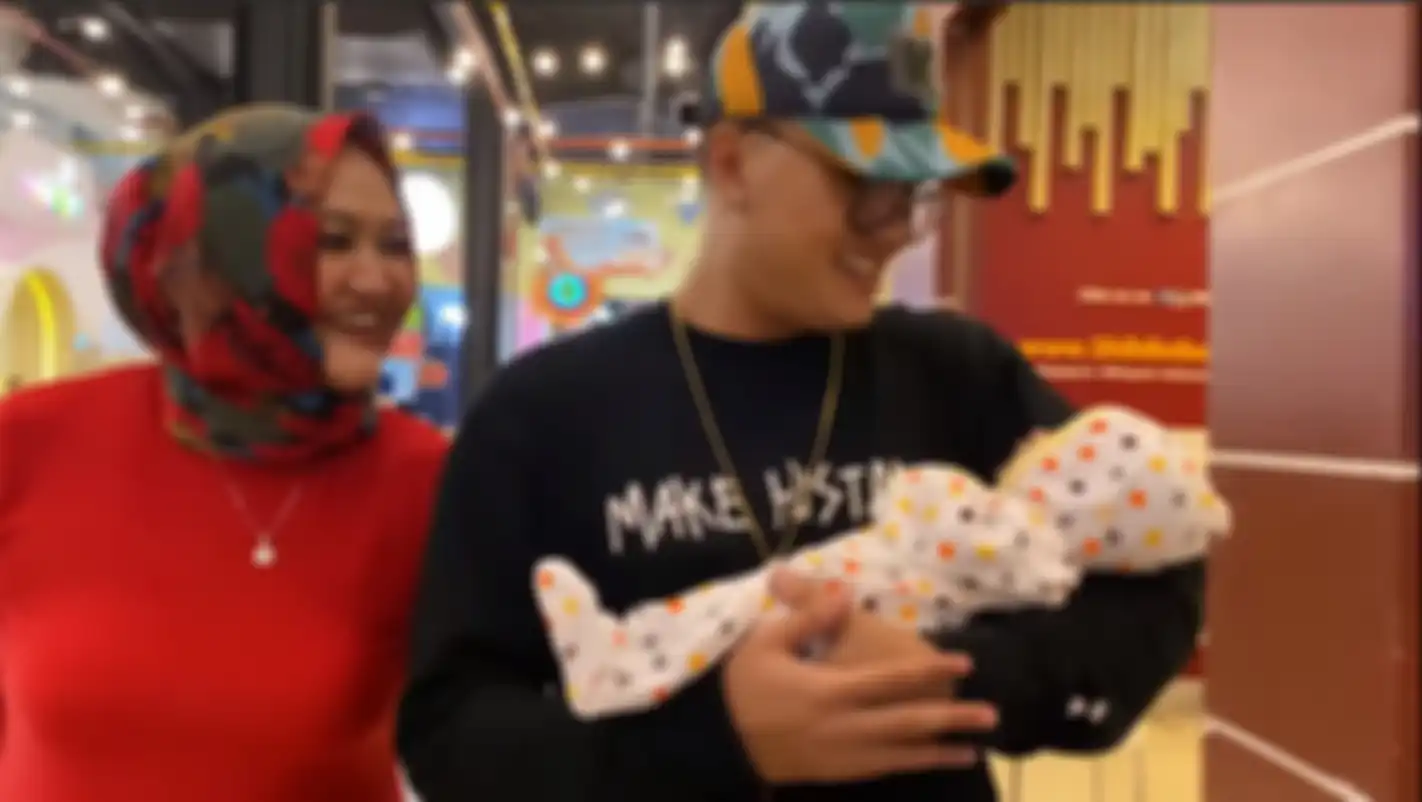 Lina dan Rizky Febian sedang bernyanyi untuk Bintang