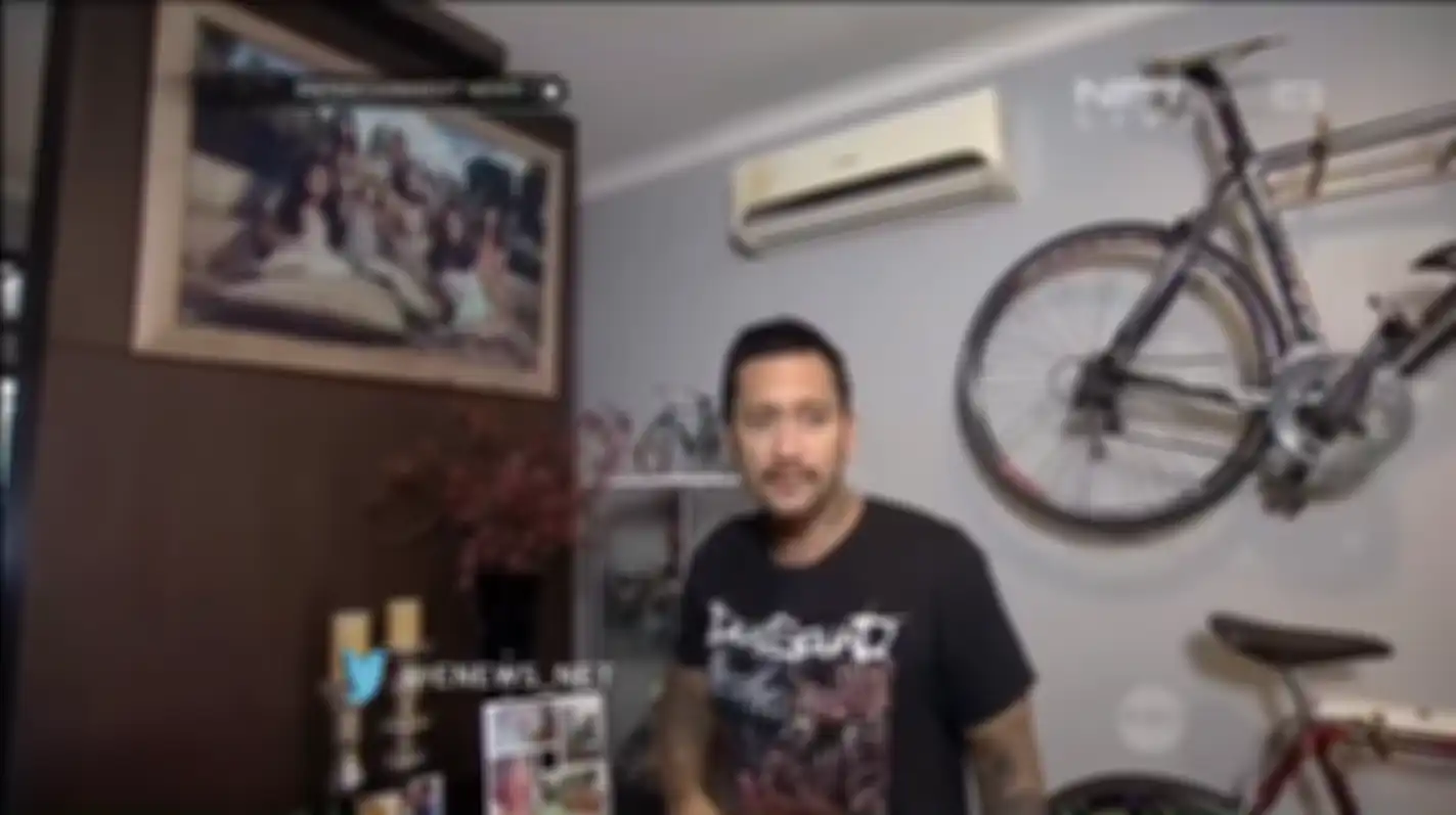 Bagian depan rumah Tora dan Mieke