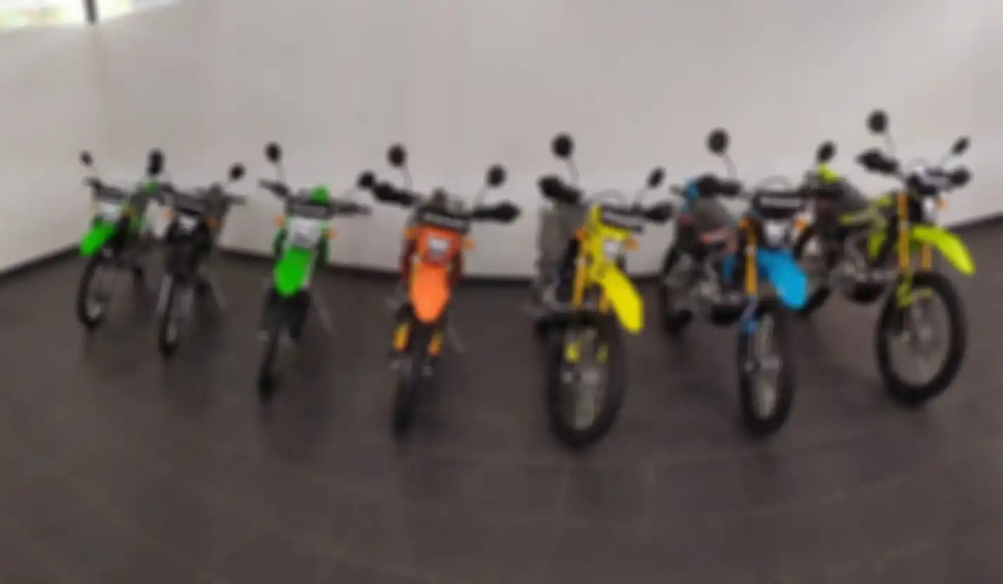 Tiga varian New Kawasaki KLX150 2023, semuanya menggunakan mesin karburator. 