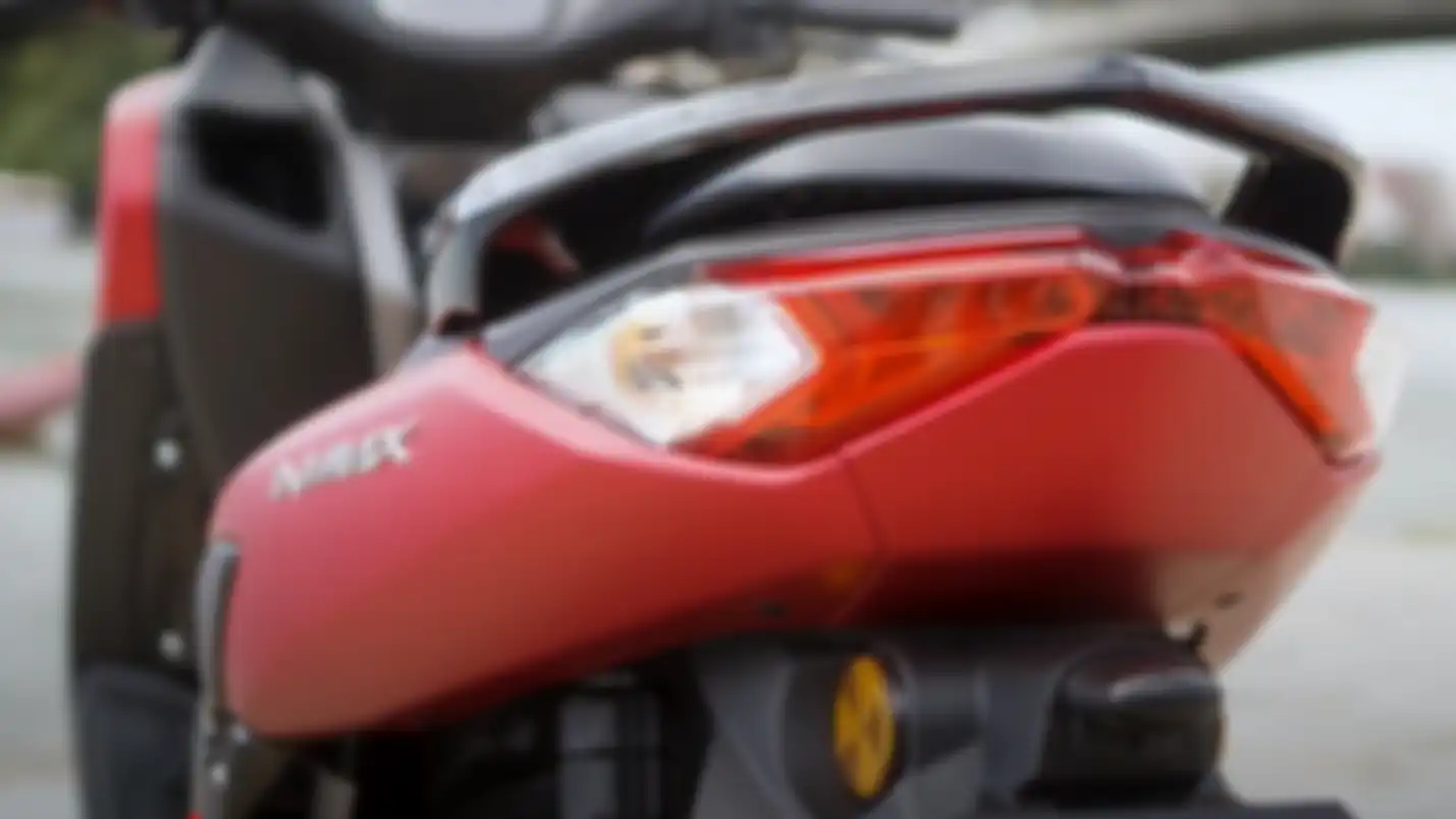 Ilustrasi Lampu rem pada motor berwarna merah.