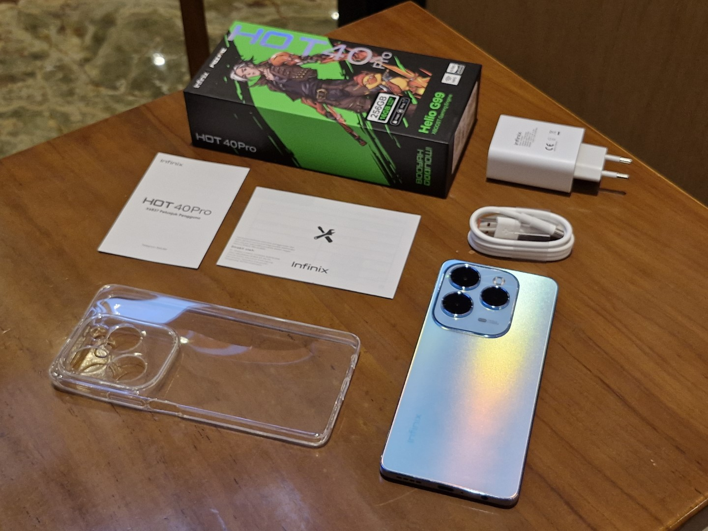 isi dari kotak kemasan Infinix Hot 40 Pro