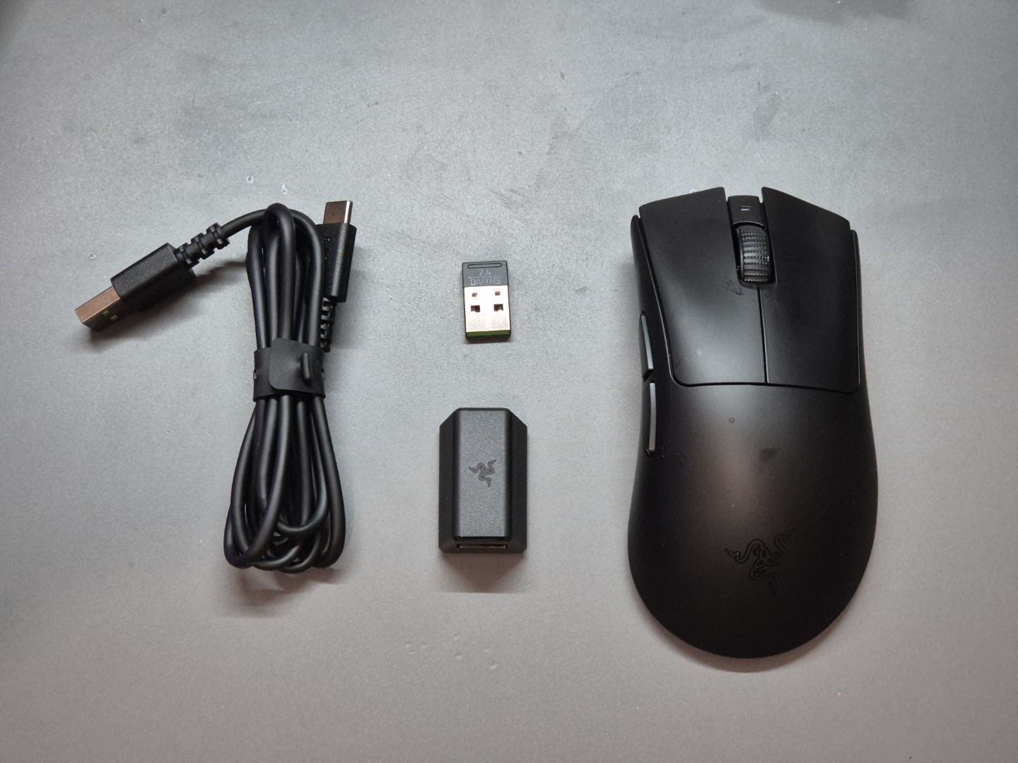 Isi dari kotak Razer DeathAdder V3 HyperSpeed