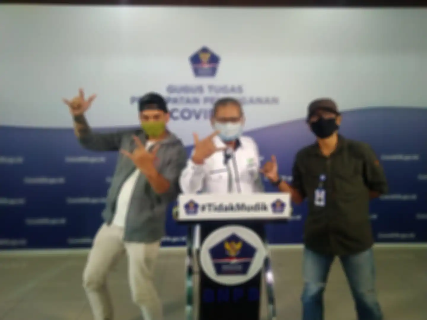 Dokter Achmad Yurianto ternyata memiliki hobi fotografi. Mantan jubir Covid-19 ini pernah ketiban durian runtuh gegara jual foto miliknya.