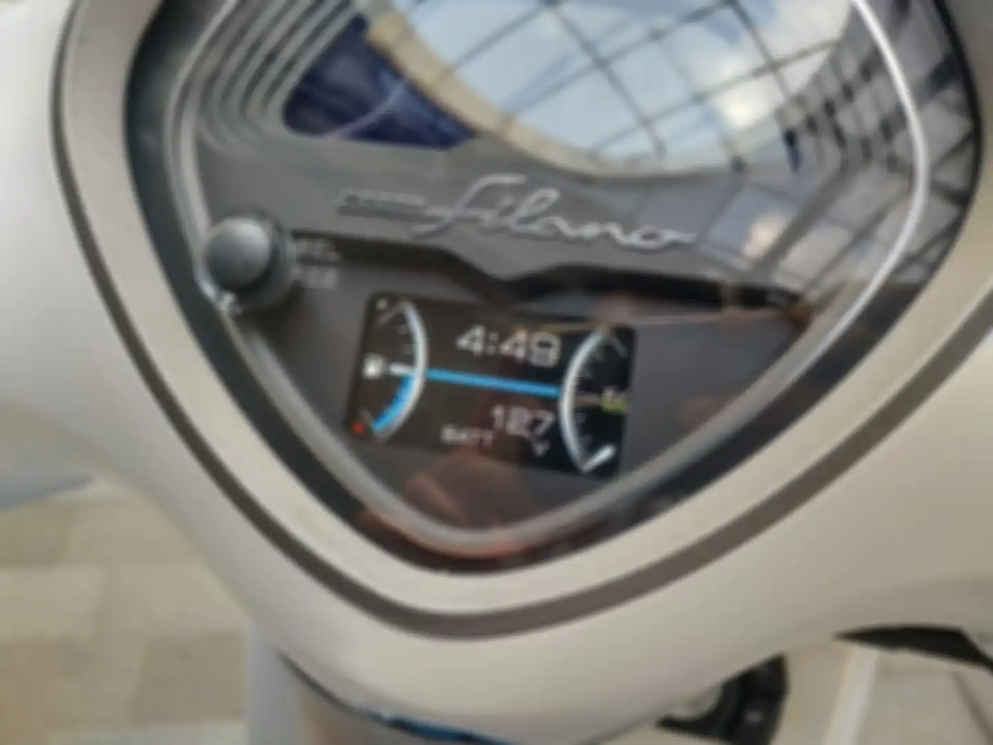 Detail layar digital TFT di panel instrumen Yamaha Grand Filano