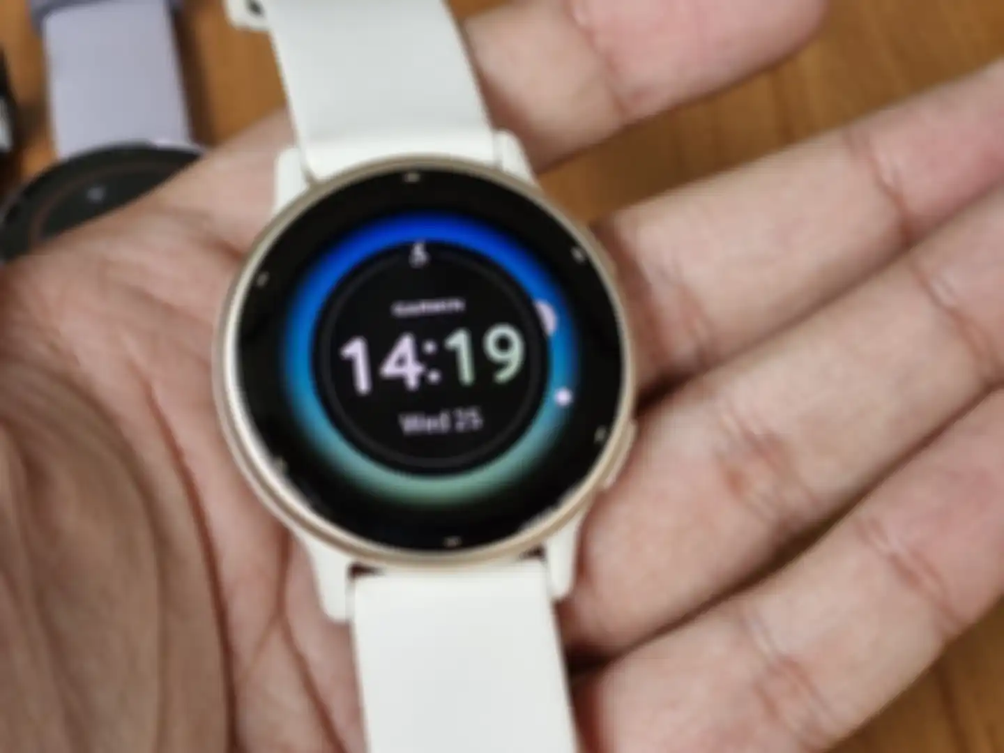 Garmin vivoactive 5 menggunakan pendekatan desain yang lebih kasual namun tetap sporty