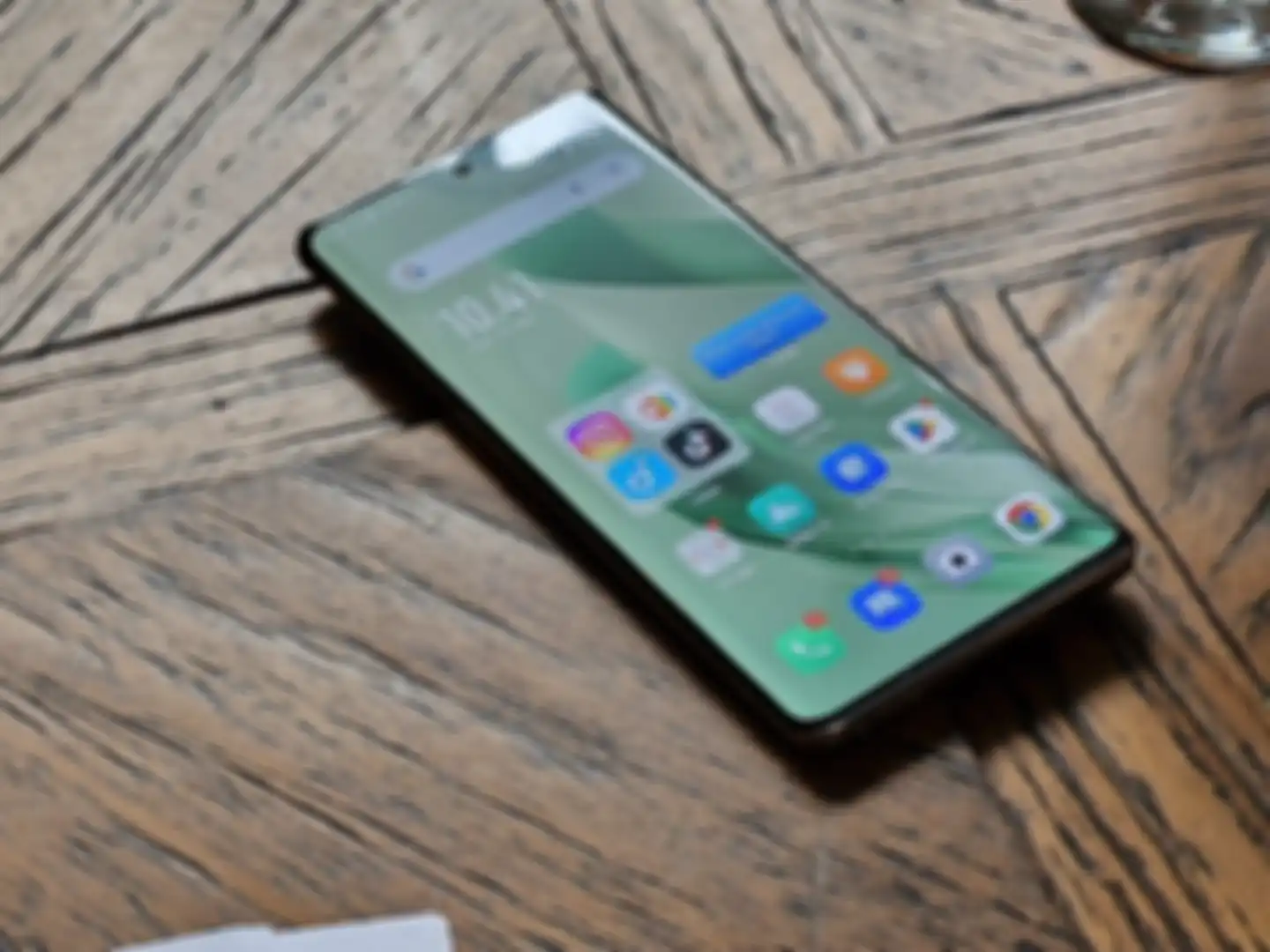 Infinix Zero 30 5G menggunakan desain layar yang melengkung di sisi sampingnya