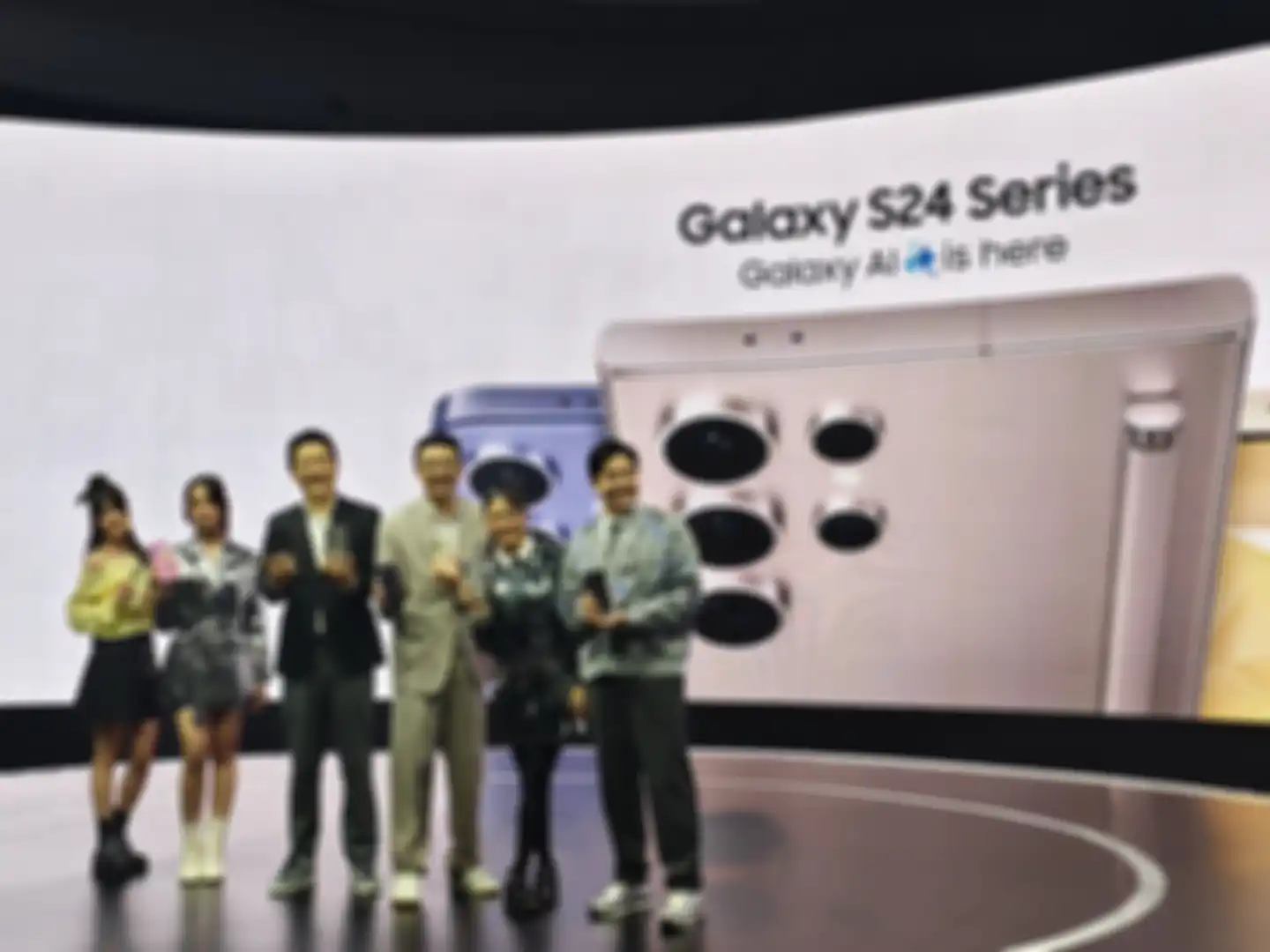 Para Team Galaxy, Vonzy, Lyodra, Dian Sastro, dan Jerome Polin, berfoto dengan Harry Lee, President of Samsung Electronics Indonesia & Lo Khing Seng, Vice President MX Business Samsung Electronics Indonesia.