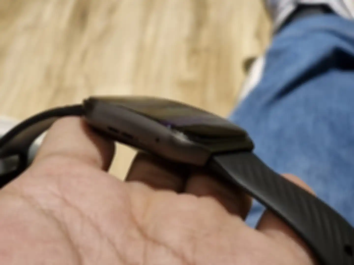 Elemen layar lengkung dari IT Active Watch Curve WR01 