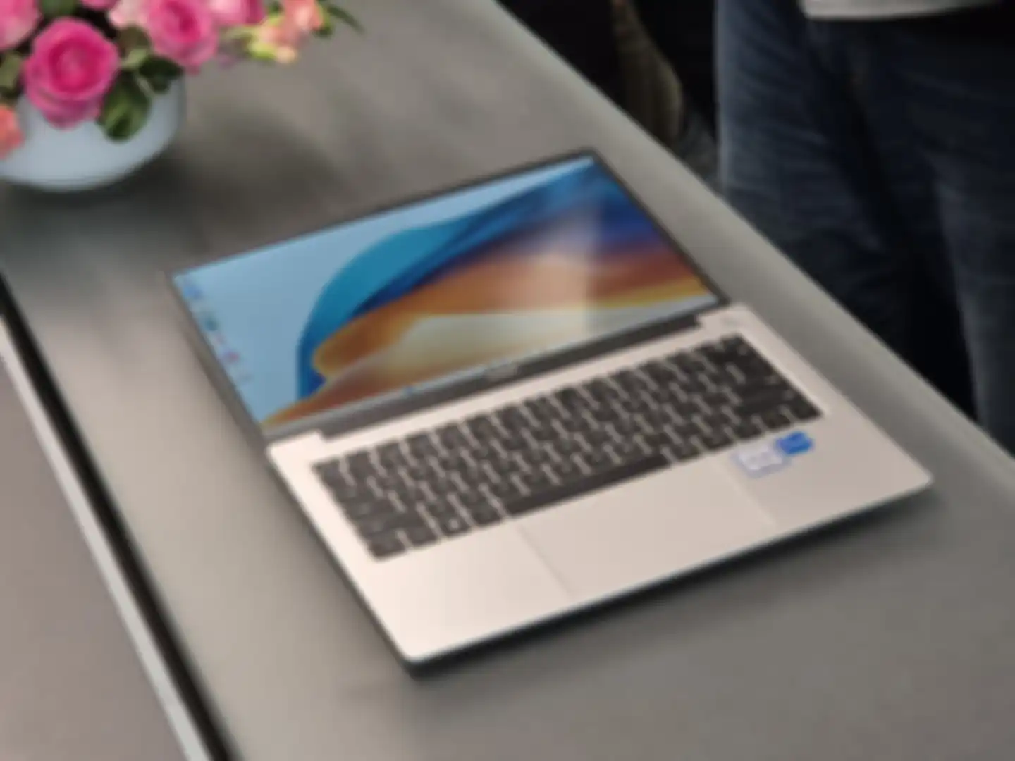 Huawei Matebook D14 2024 bisa dibuka hingga 180 derajat