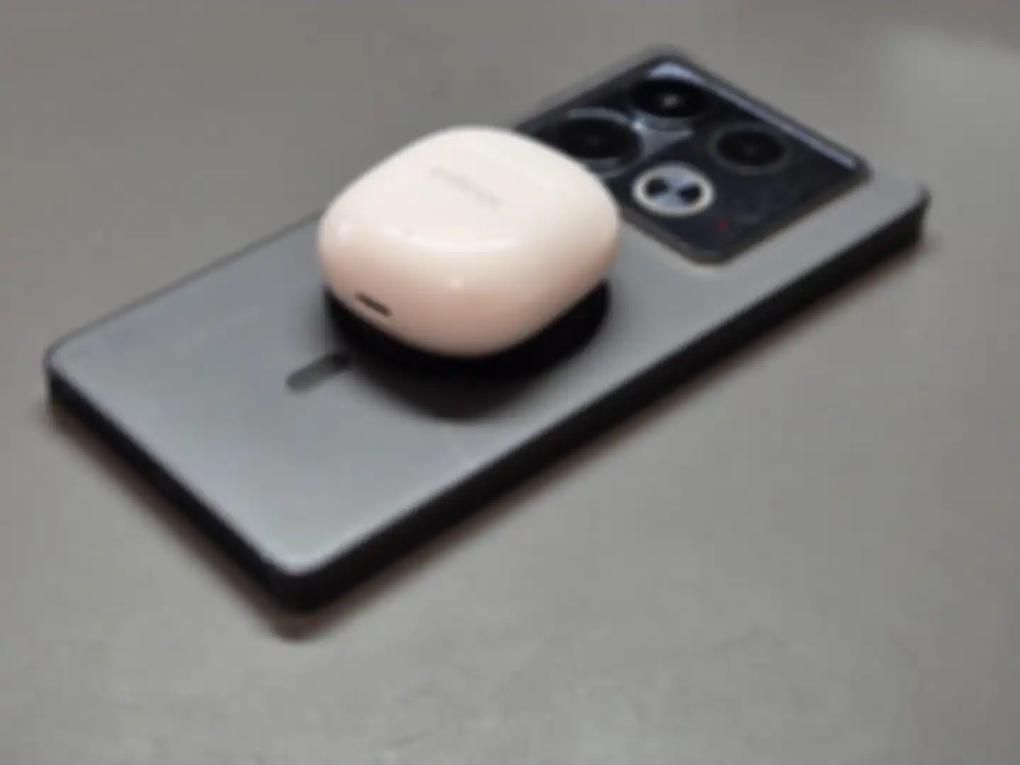 Pembelian offline dari Infinix Note 40 akan mendapatkan TWS XE29 yang dibekali kemampuan pengisian daya secara wireless