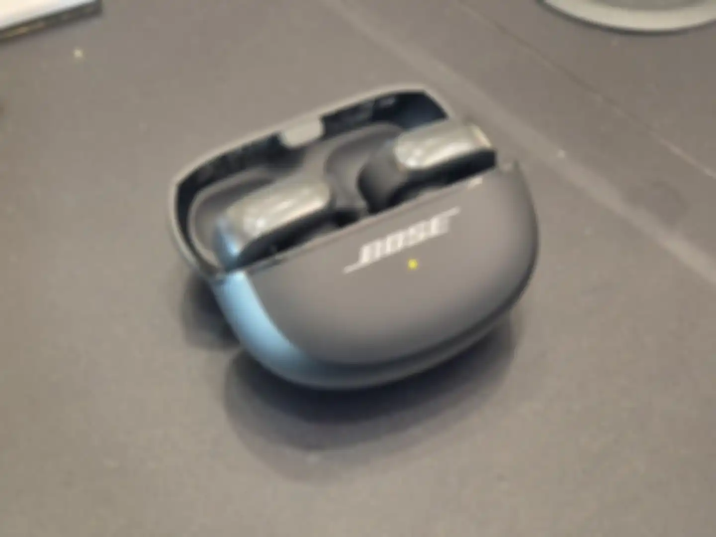BOSE Ultra Open Ear resmi diperkenalkan di Indonesia dan dijual dengan harga Rp 4,999 Juta