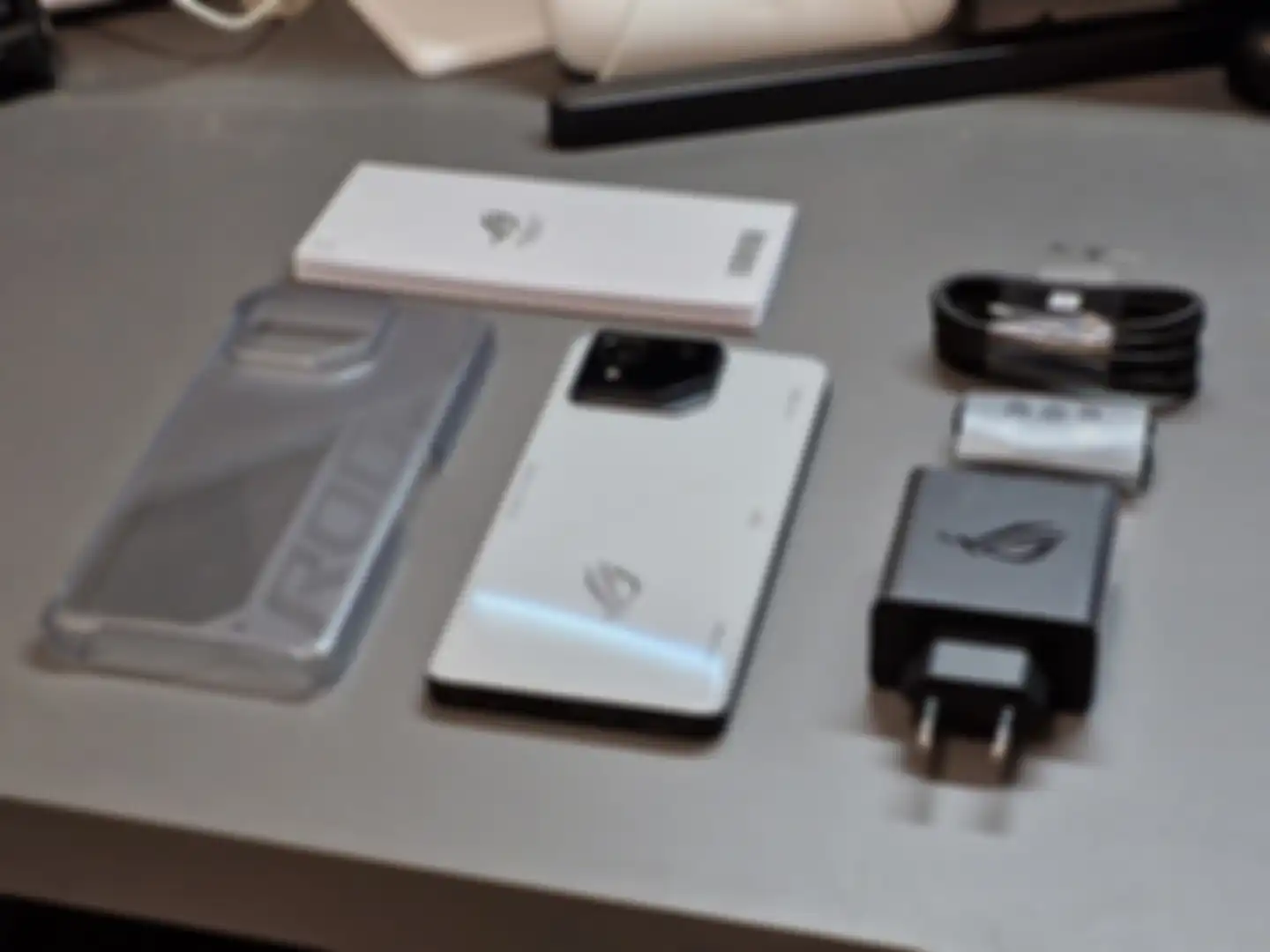 isi dari kotak kemasan ROG phone 8