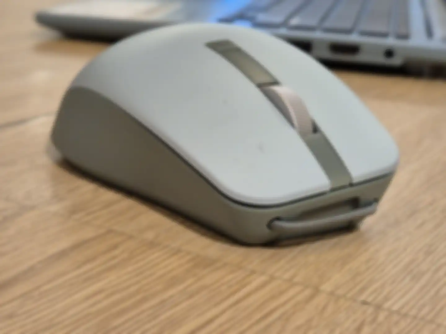 bagioan depan ASUS SmartO Mouse MD200 memiliki tali untuk mempermudah portabilitas dari mouse