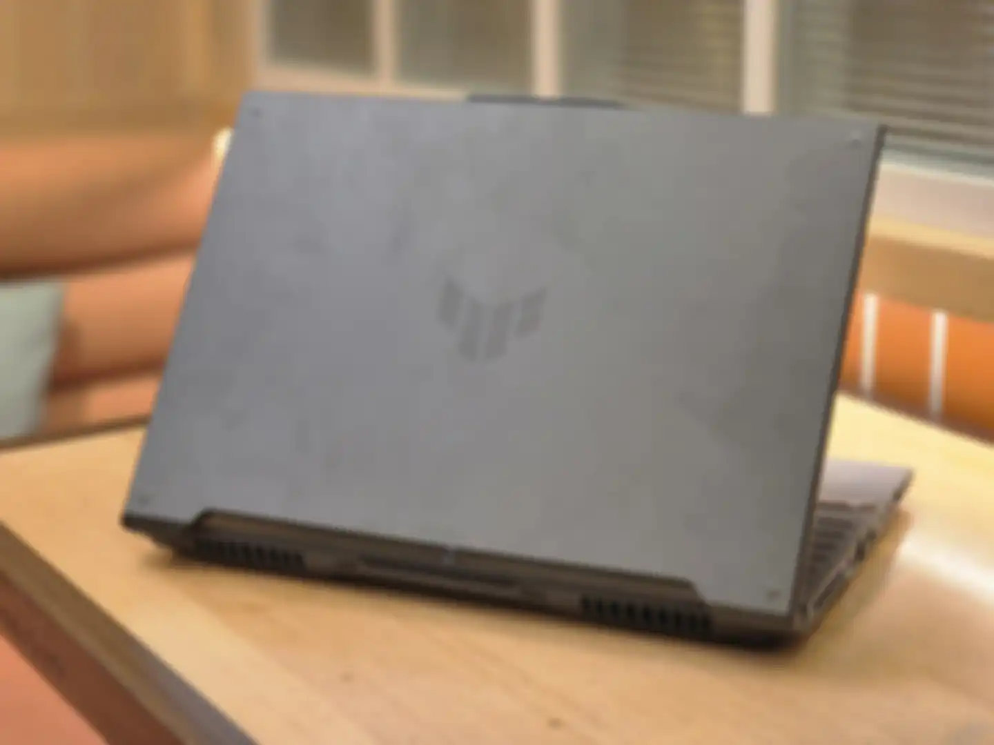 TUF Gaming F16 (FX607JU) memiliki desain yang simple seperti TUF series kekinian