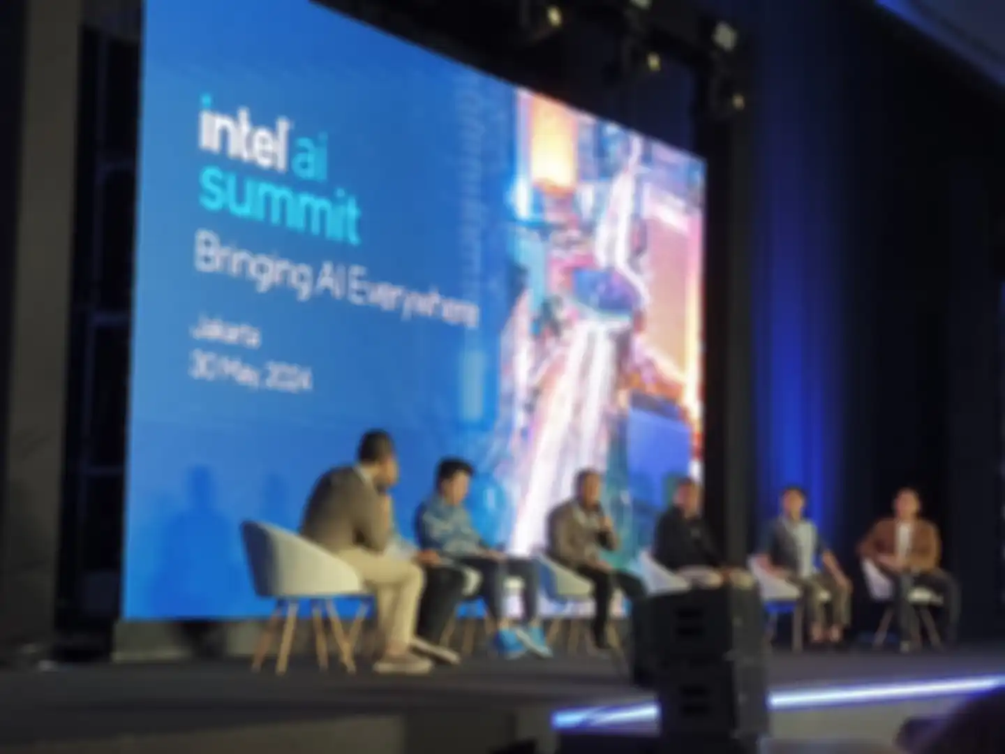 diskusi panel yang melibatkan Intel, Kementerian Komunikasi dan Informatika Republik Indonesia, Amazon Web Services (AWS), BCA, meeting.ai, dan Telkomsel.