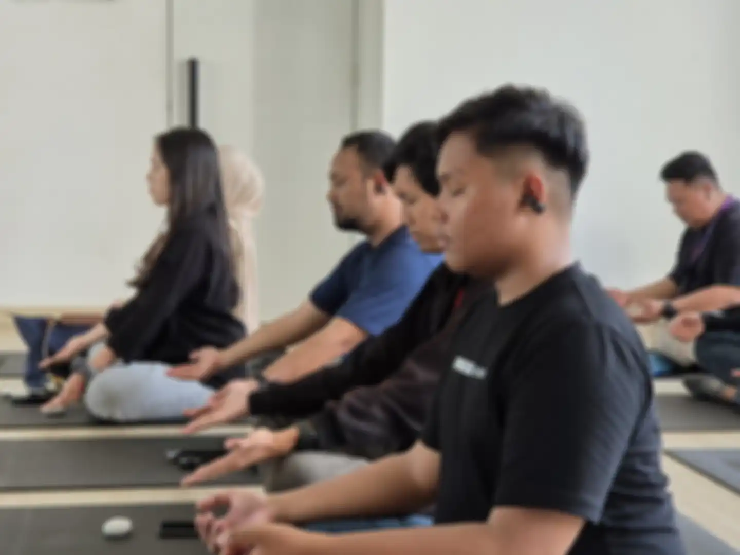 Peserta mencoba mediatasi menggunakan Bose Ultra Open Earbuds