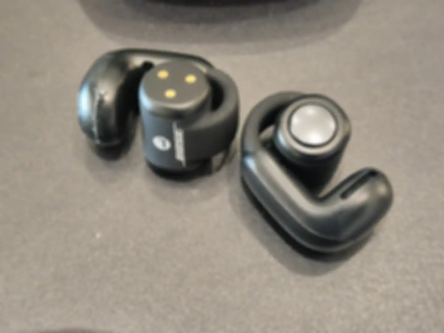 Desain earpiece dari Bose Ultra Open Earbuds yang unik dengan bentuk L