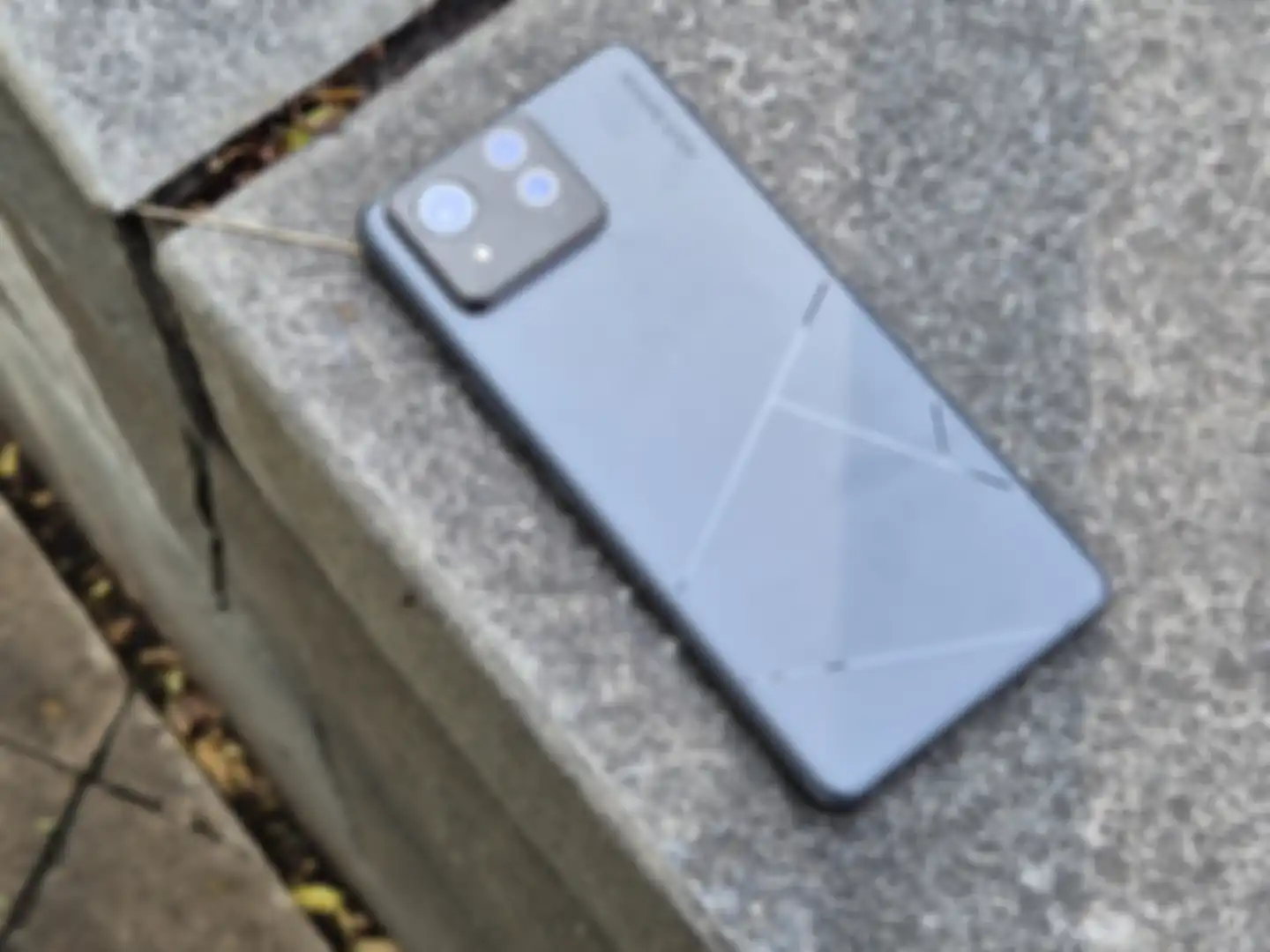 Desain back panel Zenfone 11 Ultra yang menggunakan logo monogram ASUS