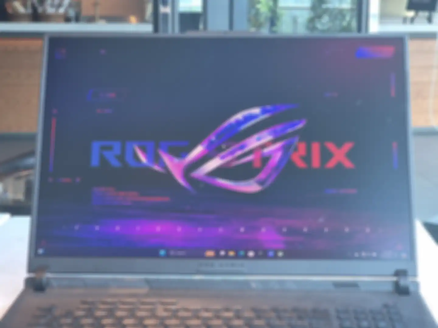 Layar ASUS ROG STRIX SCAR 18 (G834JYR)