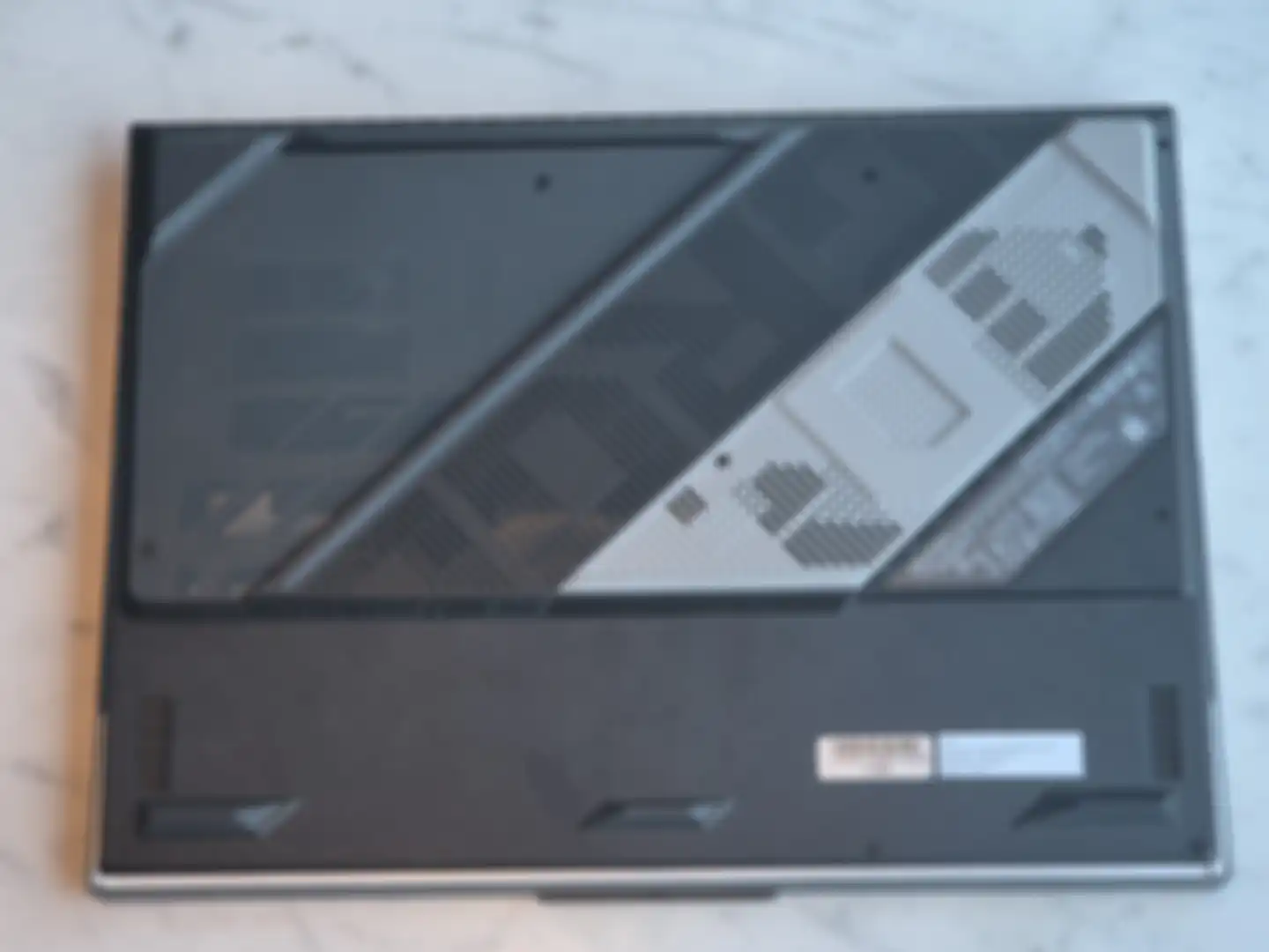 bagian bawah ASUS ROG STRIX SCAR 18 (G834JYR)