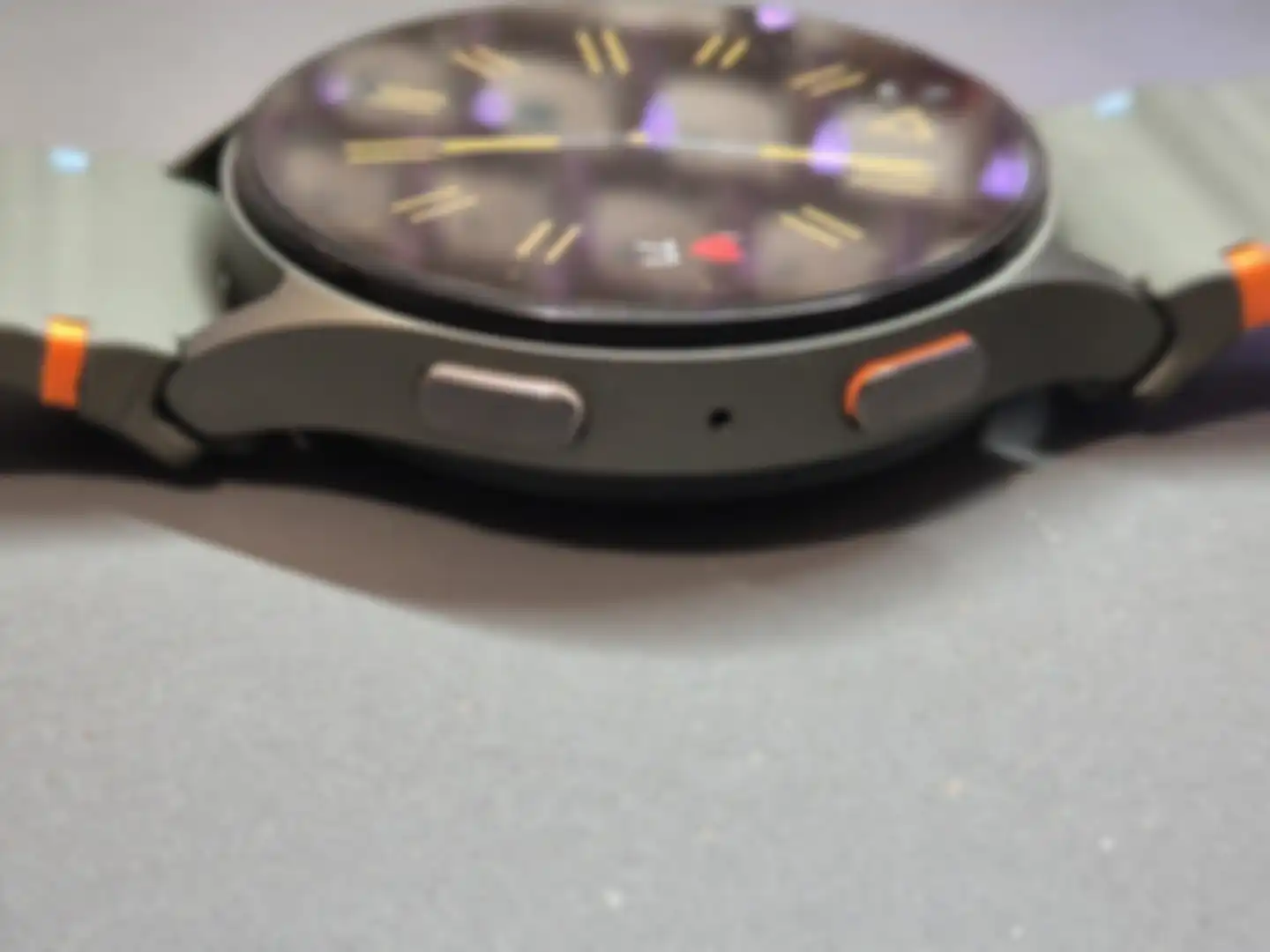Galaxy watch 7 hadir dengan desain yang minimalis yaitu 2 tombol saja di sisi samping
