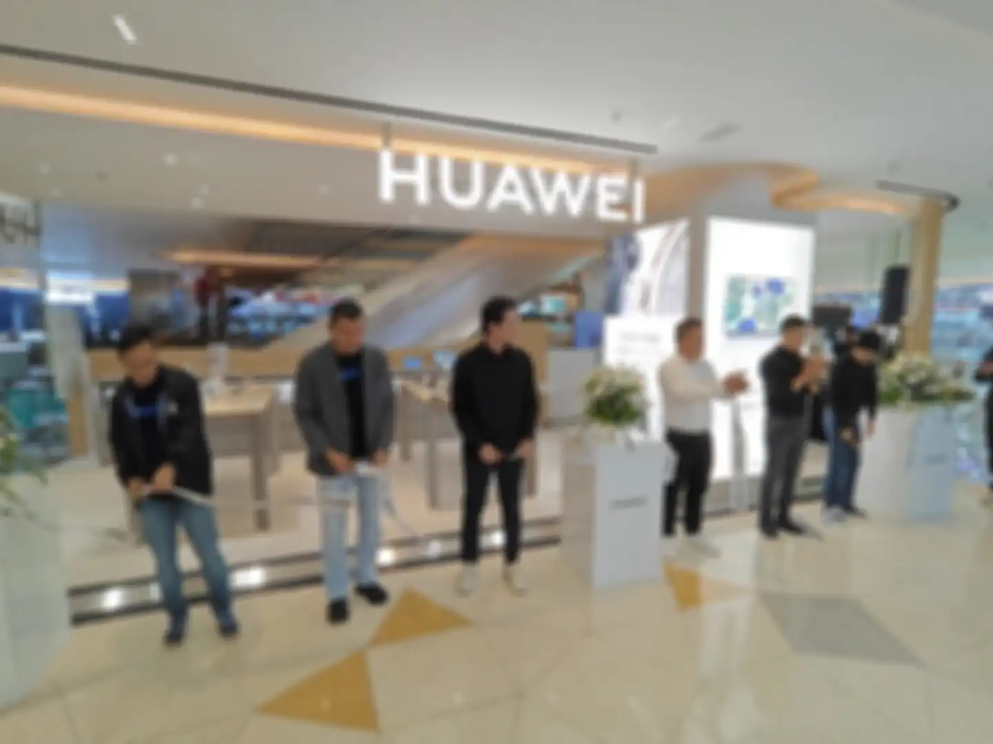 Pembukaan kembali Huawei Experience Store di GI