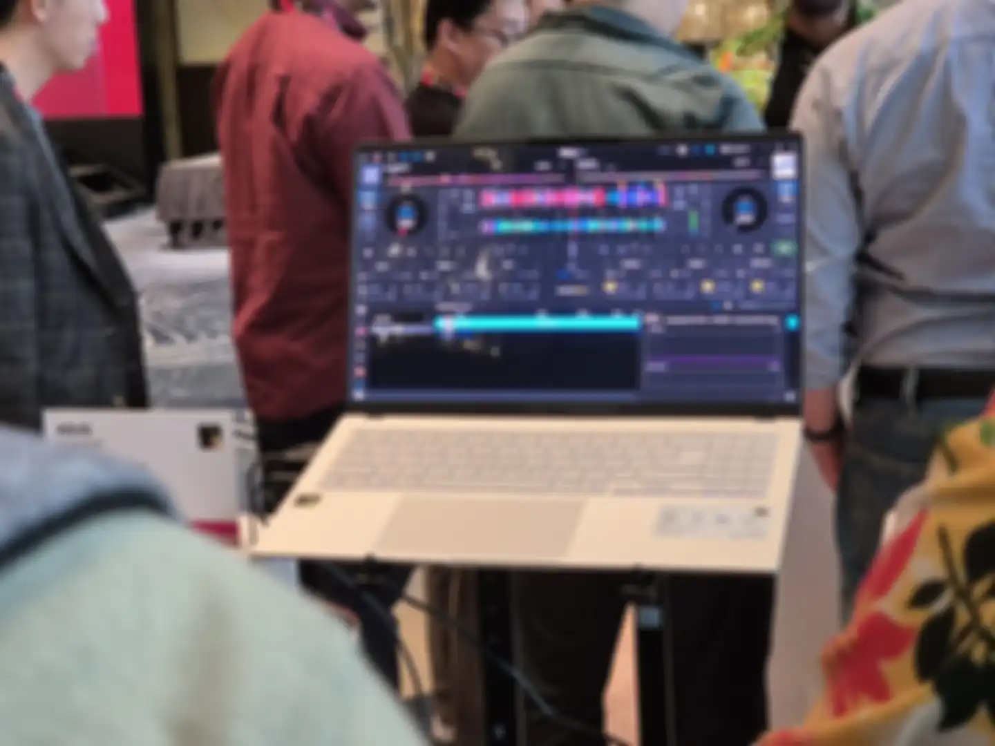 Fitur Djay Pro yang memanfaatkan NPU Qualcomm untuk mengerjakan fitur AI