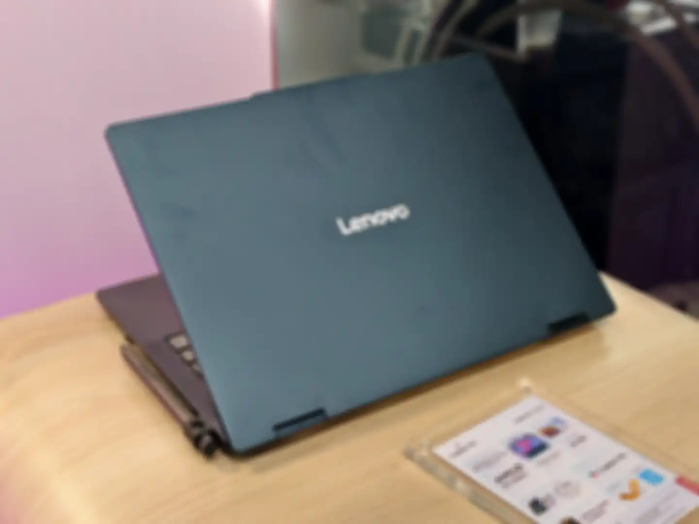 Lenovo Ideapad series dengan AMD Ryzen AI 300 Series