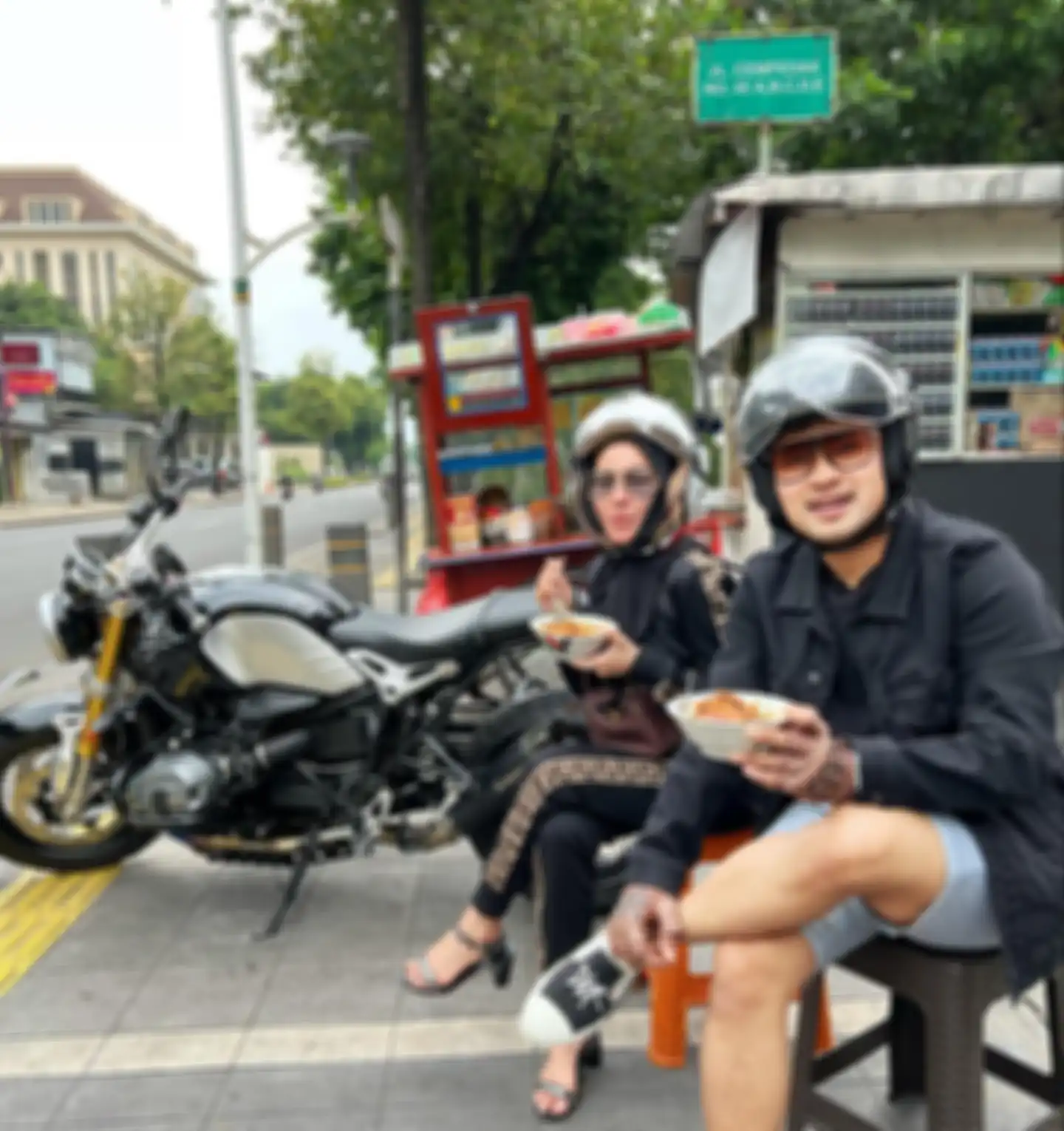 Shandy Purnamasari dan sang suami makan bubur ayam di pinggir jalan