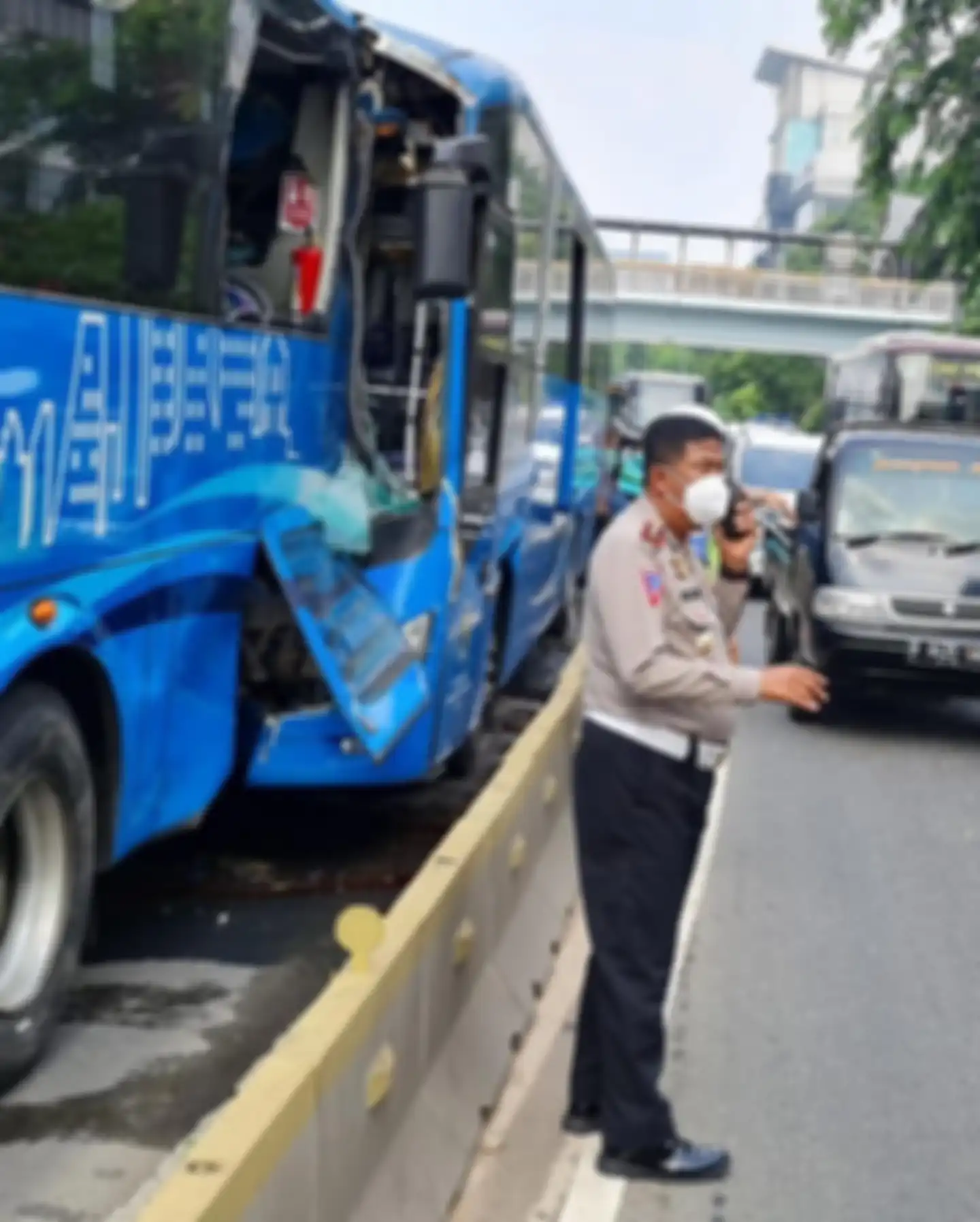 Foto sopir TransJakarta yang meninggal dunia di tempat karena terjepit setir bus itu banyak beredar tanpa sensor.